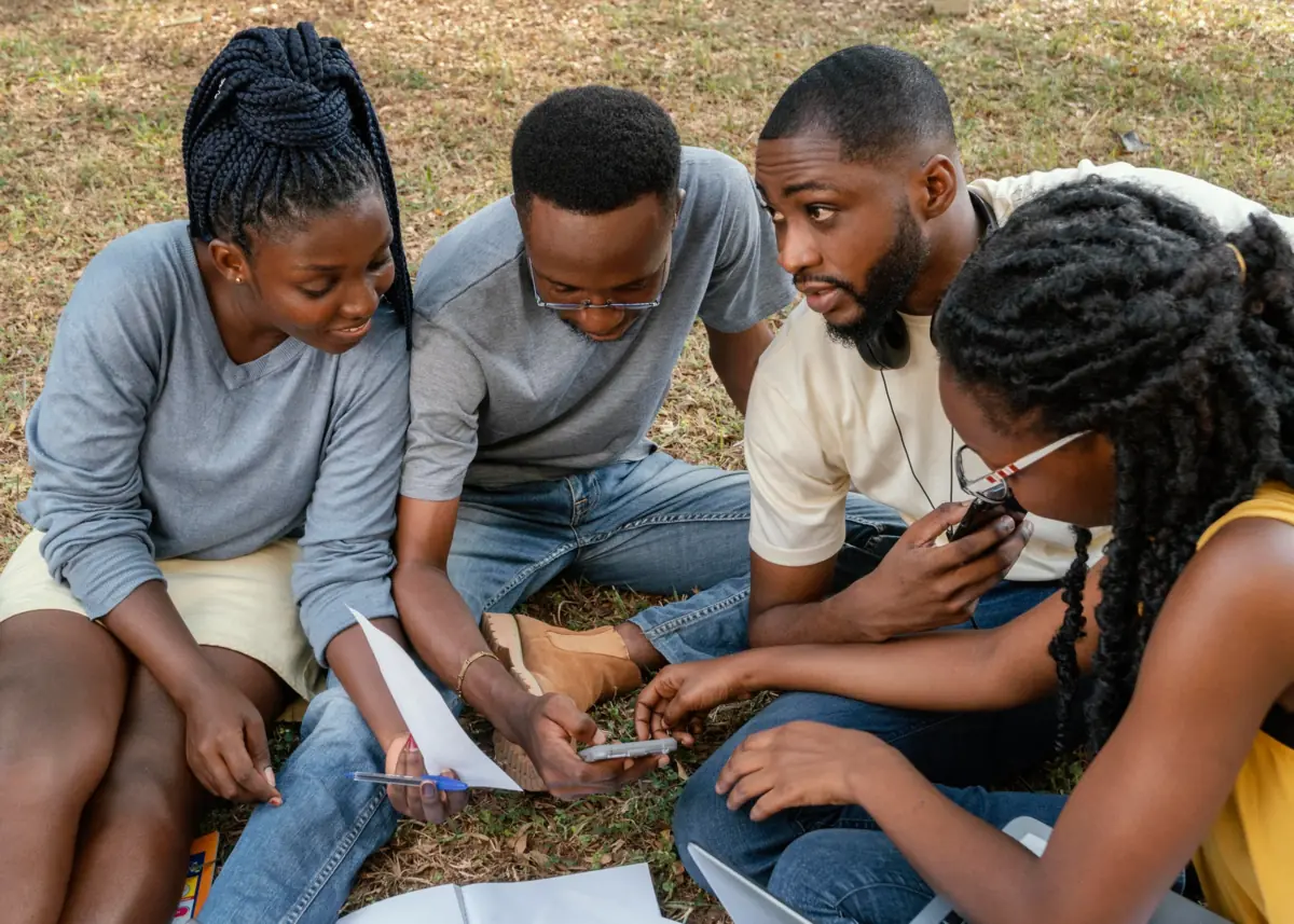 Groupe d'apprenants joyeux découvrant une nouvelle culture
